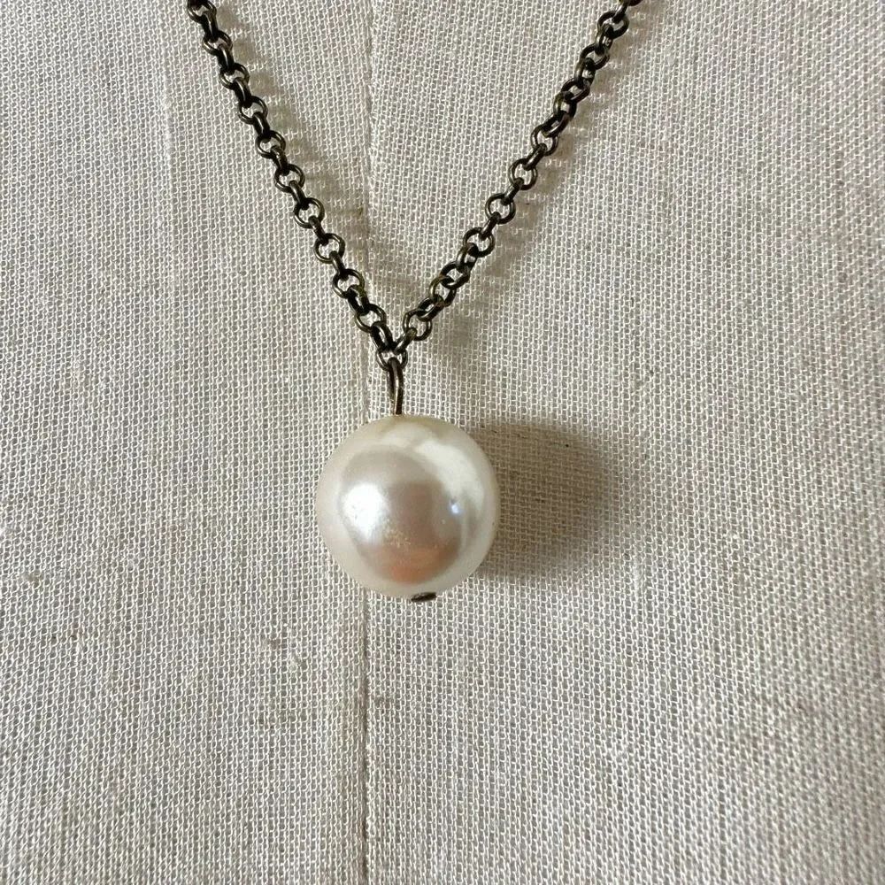Single faux pearl pendant necklace